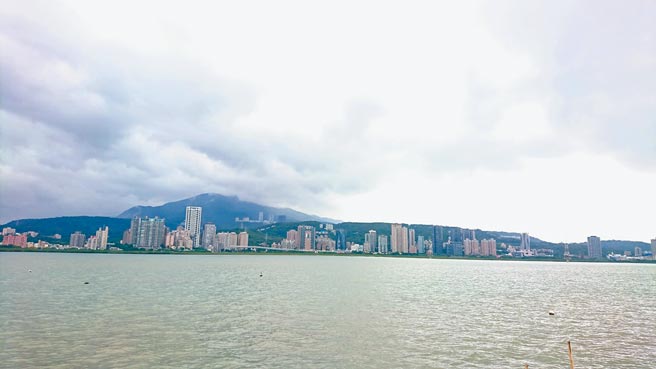 新北市城鄉局針對淡水竹圍地區的156處街廓，明訂建物天際線高度，保護大屯山山巒景觀，7月起發布實施。（新北市城鄉局提供／許哲瑗新北傳真）