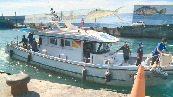 受天氣影響，台東往返綠島航空交通中斷，綠島鄉公所緊急協調，商請娛樂船協助將急需離島外出的鄉民，載往台東富岡漁港。（蔡旻妤攝）