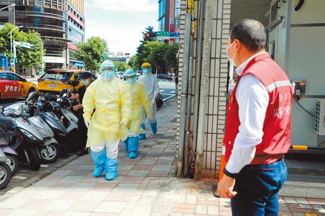 新北市政府成立「到宅快筛队」，市长侯友宜1日上午特地到新店同仁医院感谢协助快筛的医护人员。（新北市新闻局提供／叶书宏新北传真）