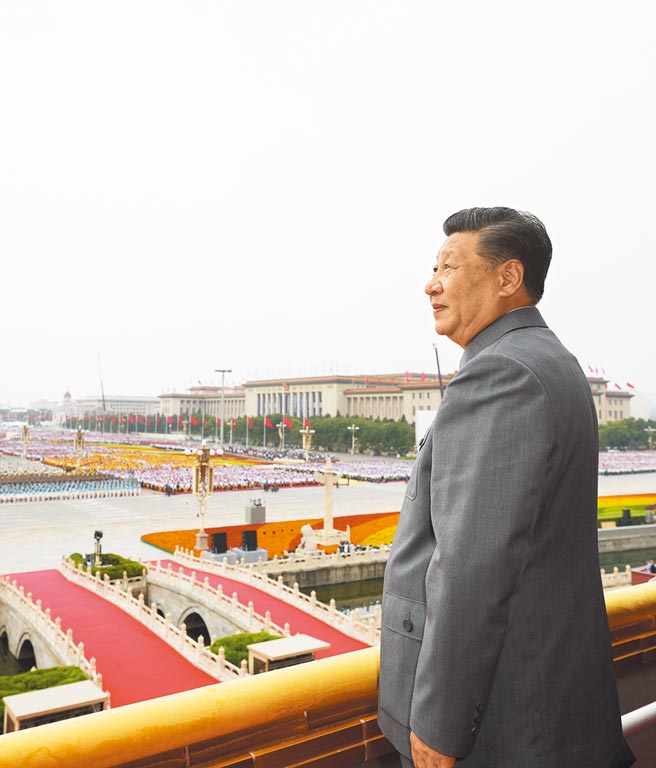7月1日庆祝中国共产党成立100周年大会在北京天安门广场隆重举行。中共总书记习近平在天安门城楼上发表重要讲话。（新华社）