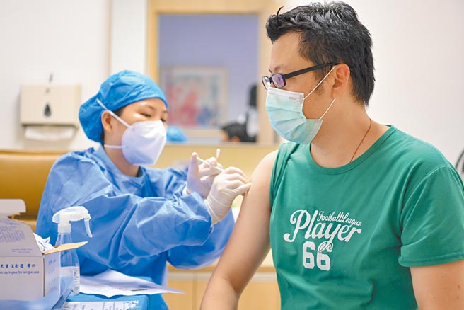 大陆各地新冠疫苗接种剂次和接种率，以广东省稳居第一，迄6月20日累计接种1亿112.43万剂次。图为民眾在广东省广州市祈福医院接种新冠疫苗。（中新社）