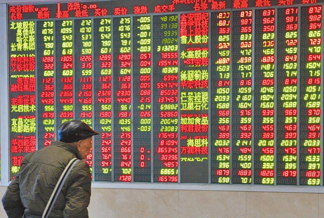 大陆上半年股民人均获利约2.1万元人民币。图为四川成都市民日前在看盘。（中新社）