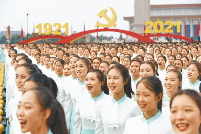 中共建黨百年大會昨登場，透過現場直播，外界瞧見這場7萬人超大型「群聚」活動現場無人戴口罩。圖為合唱團在演唱。（新華社）