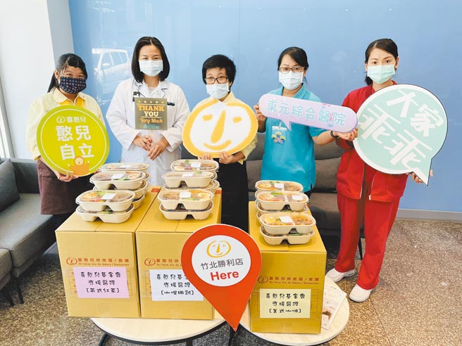喜憨儿基金会的烘焙餐厅赠送餐盒，为第一线防疫人员打气。（喜憨儿基金会提供／庄旻静新竹传真）