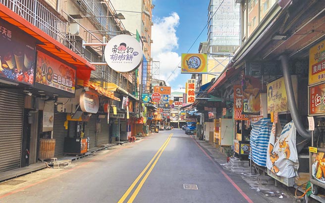 台中市逢甲夜市摊商，因避免群聚未营业，巷道内一片空荡荡。（陈世宗摄）