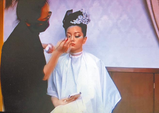 弘光科大妆品系学生曾湘诒（左），参加真人新娘化妆勇夺冠军。（陈淑娥摄）