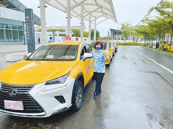 开计程车多年的李春旭服务热心，获乘客肯定。（嘉义市政府提供／廖素慧嘉市传真）