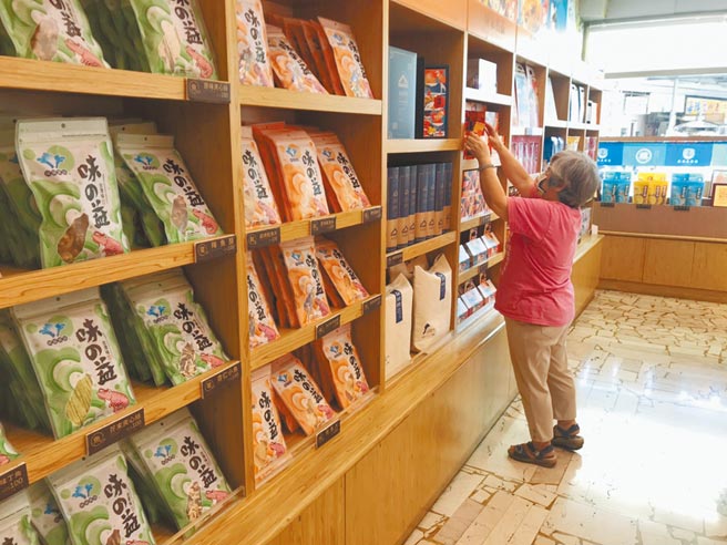 因變種病毒入侵，原期待微解封的屏東觀光業者，已有部分人不看好今年的暑假商機。圖為伴手禮店因無客人上門，業者只好整理環境打發時間。（謝佳潾攝）