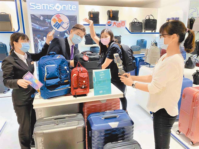 高雄大远百开直播抢买气，抓住消费者目光。（高雄大远百提供／柯宗纬高雄传真）