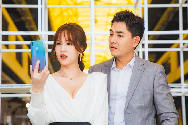 王傳一（右）和魏蔓合作多次，在《美味滿閣》再度呈現CP感。（中視提供）