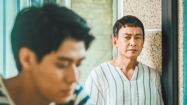 王识贤（右）和李玉玺在《神之乡》饰演关系紧绷的父子。（东森提供）