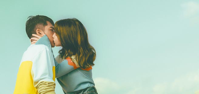 郭書瑤（右）的強吻讓蔡凡熙意外。（皮諾丘電影提供）