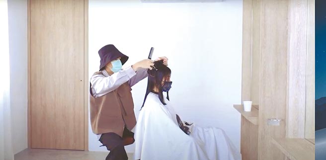 好剪才髮廊，疫情下佩戴口罩剪髮 。（好剪才髮廊提供）