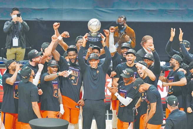 太阳掀翻快艇杀入总冠军战，总教练蒙提威廉斯骄傲举起西区冠军奖杯。（美联社）