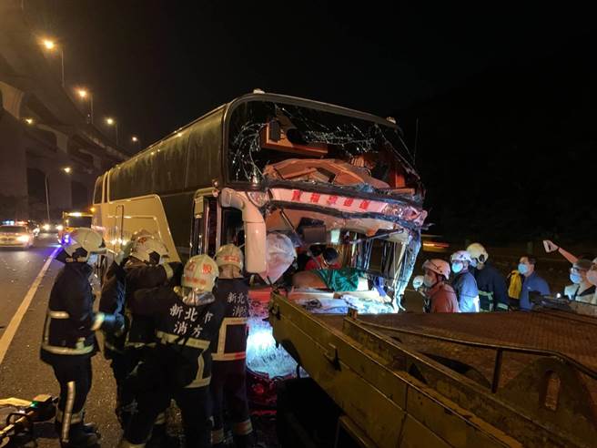 一輛中華航空遊覽車今（3日）凌晨0時許，行經新北市國道1號南下38.3公里處，疑因要超車前方的聯結車，遊覽車卻高速衝撞聯結車。（翻攝）