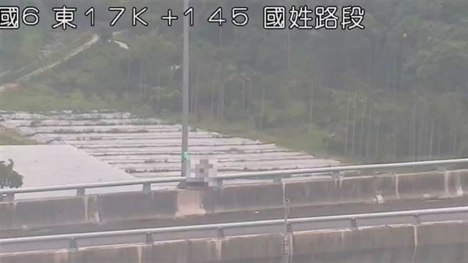 国道6号惊传有民眾从高架桥坠落。（图／记者爆料网）