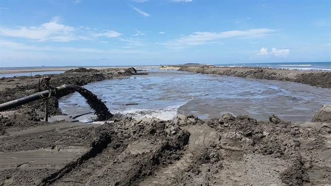 沙洲填筑以延续舄湖寿命及加强沙洲抵御波浪的效能。(台南市水利局提供／曹婷婷台南传真)