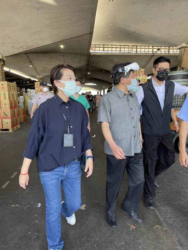 北市副市長黃珊珊（左）、中央流行疫情指揮中心指揮官陳時中（中）。（張穎齊攝）