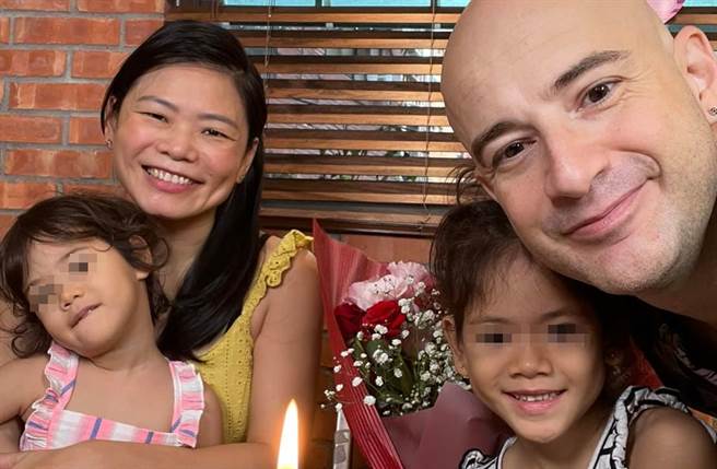 吴凤和老婆育有两个女儿。（图／翻摄自吴凤 Rifat脸书）