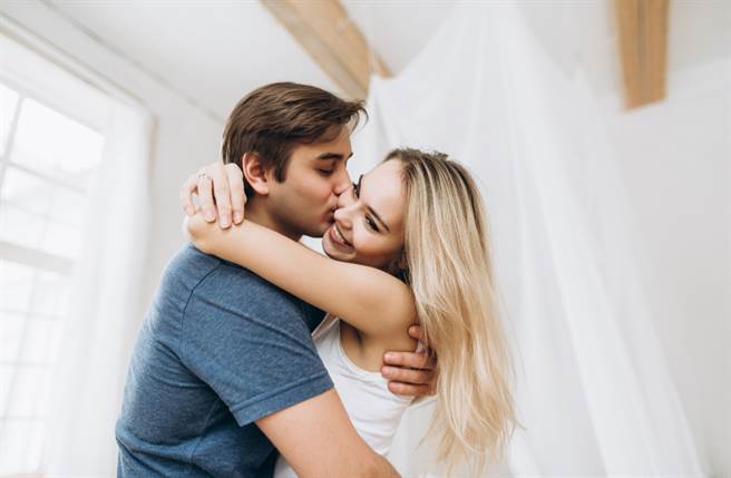 金牛、处女、天秤、狮子座的人在7月爱情运最好，可望在夏季脱单找到真爱。（图／Shutterstock）
