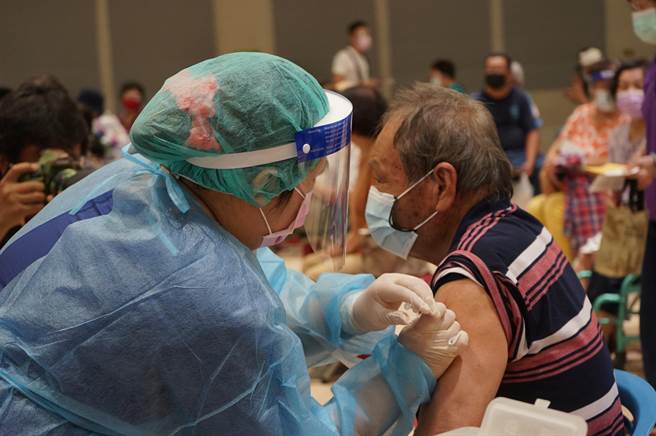 花莲县莫德纳疫苗共分配到23100剂，首批拨给9800剂已到，今天起位长辈施打，各施打站相当踊跃，秩序良好。（王志伟摄）