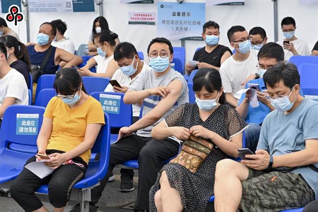 他山之石！广州有效控制 Delta疫情，电影院KTV今起严格有序开放。图为7月2日广东省广州市第二人民医院新冠病毒疫苗接种点。（中新社）