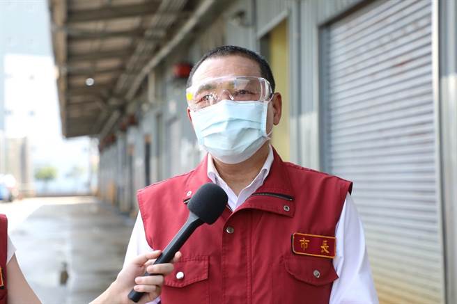 侯友宜今前往家禽合作社视察。（新北市新闻局提供）