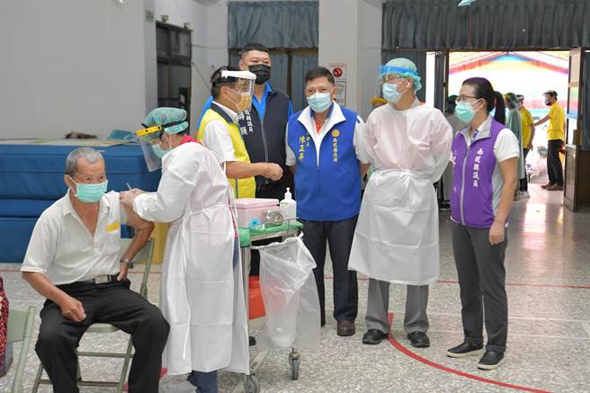 南投县政府与民代前往竹山镇云林国小关心民眾施打情形。（南投县政府提供／张妍溱南投传真）