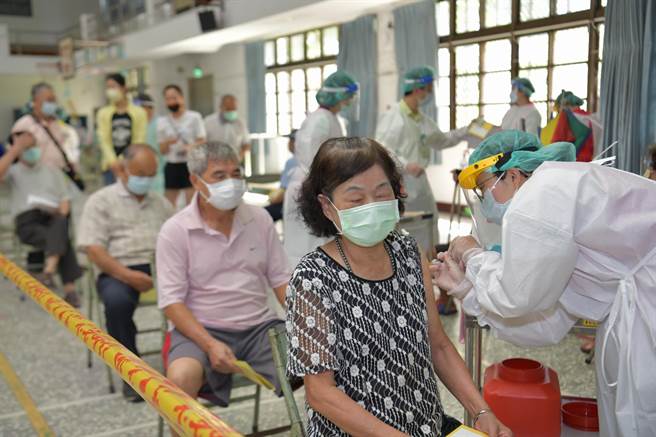 长辈疫苗接种情况踊跃。（南投县政府提供／张妍溱南投传真）
