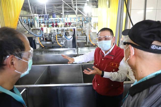 新北市長侯友宜今前往家禽合作社視察。新北市新聞局提供