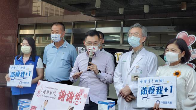 国民党主席江启臣今(3日)捐赠医疗物资给虎尾若瑟医院，针对828公投延期但陈柏惟罢免案如期举行等问题受访时呼吁中选会不应两套标准。（周丽兰摄）