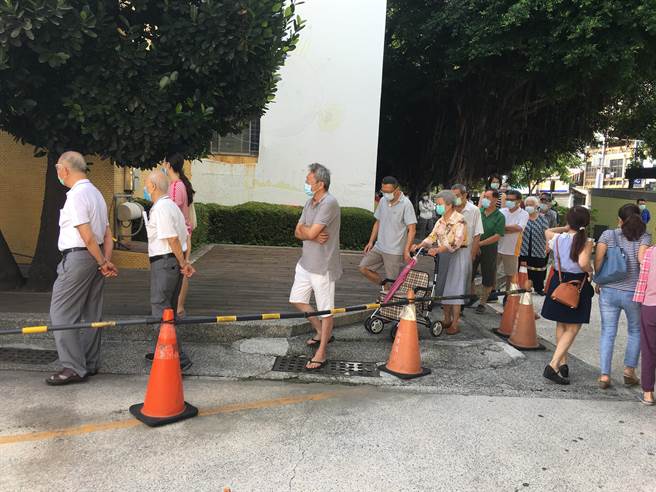 中西区摄站施打莫德纳疫苗，出现排队人潮。（读者提供／程炳璋台南传真）