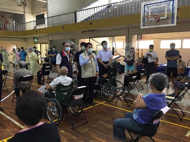台南市长黄伟哲（米黄背心者）慰问施打疫苗的长辈。（读者提供／程炳璋台南传真）