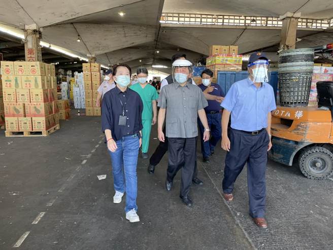 北市副市长黄珊珊（左）、中央流行疫情指挥中心指挥官陈时中（中）。（张颖齐摄）