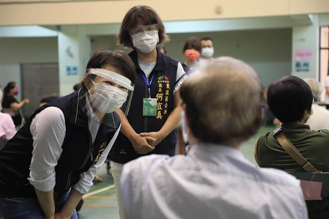 台中市长卢秀燕3日前往进德国小快打站关心施打情形。（卢金足摄）