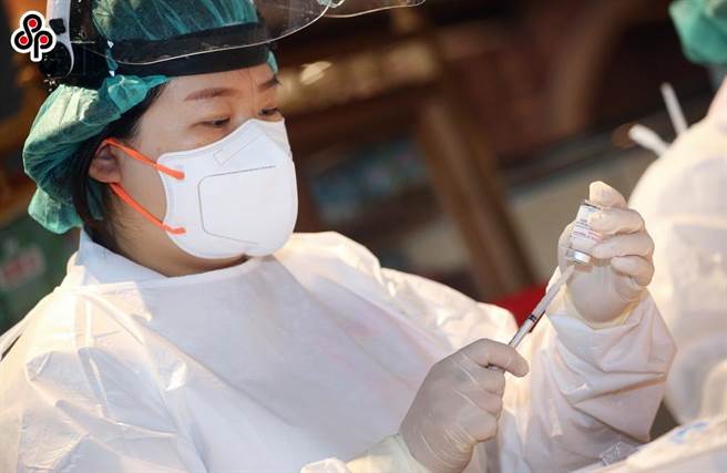 高中以下教职员工与校内工作人员列入第7类疫苗接种对象，教育部规画在开学前2周完成施打。(本报资料照)