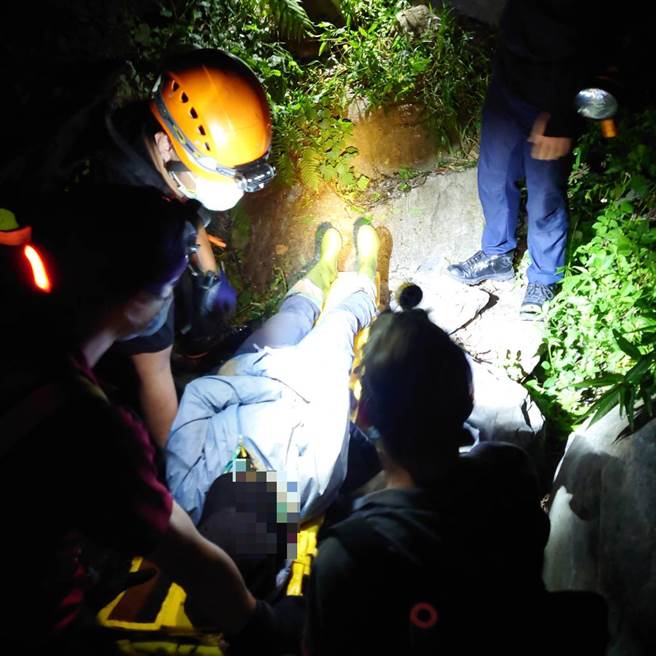 桃园復兴1名林姓女子因装备不适及食物不足，受伤困于山中，经搜救队深夜11点抵达现场包扎后，搜救队轮流背抬林女4小时约3公里的山路，才顺利将林女送医，情节极似日前当红电视剧「火神的眼泪」。（大溪分局提供／萧灵玺桃园传真）