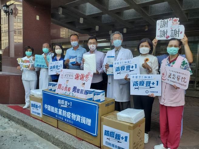 国民党主席江启臣今（3日）到云林县，代表捐赠该党中常委合力捐资购买的医疗物资包括隔离衣2箱共200件、及欧盟认证合格的FFP2防护口罩3箱共4320个给虎尾若瑟医院。（周丽兰摄）