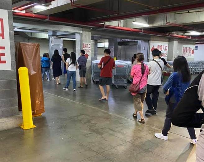 新竹好市多入场人潮一路排到地下室，让网友看呆直呼，大家松懈了。（图／翻摄自新竹爆料公社）