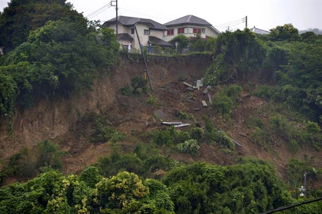 日本靜岡縣熱海市3日降下暴雨，隨後山區更發生土石流災害。不但多棟房屋慘遭沖走，當地約20名住戶也下落不明。