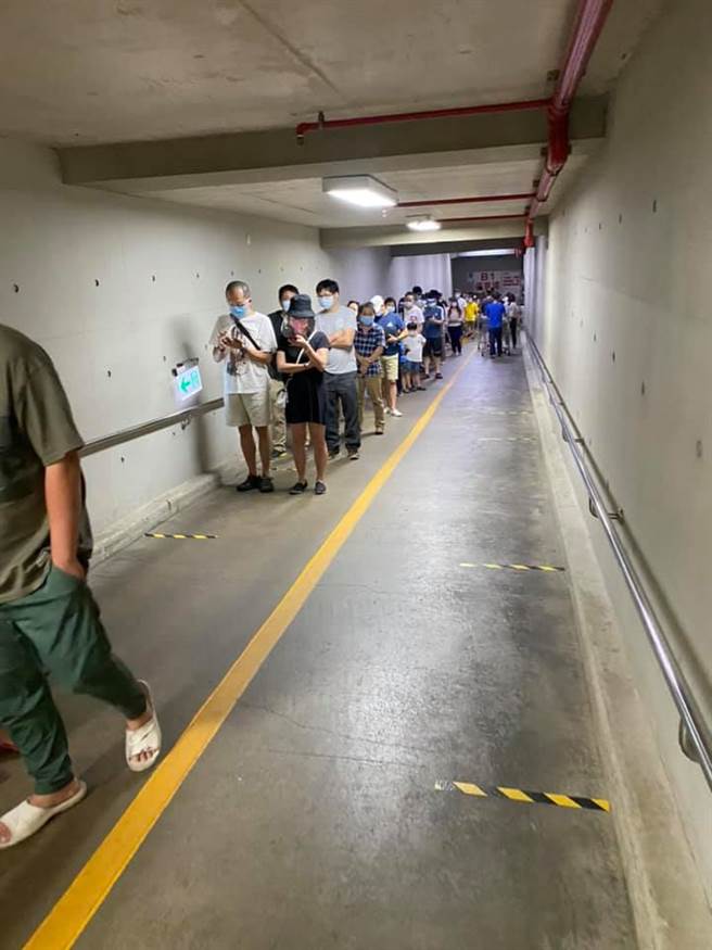 新竹好市多入场爆人潮，一路排到地下室。（图／翻摄自新竹爆料公社）