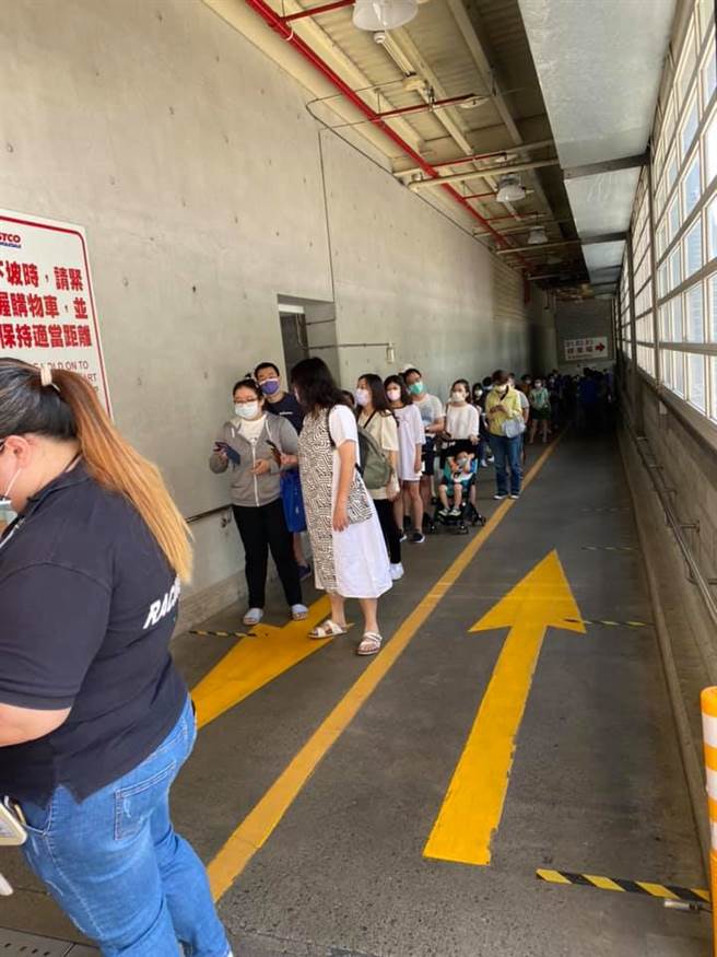 新竹好市多入场爆人潮，不少网友看了直呼，大家松懈了。（图／翻摄自新竹爆料公社）