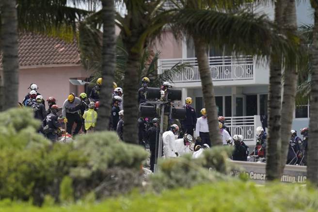 美國佛羅里達州邁阿密郊區一棟濱海公寓上週坍塌，官員今天表示，已從瓦礫堆中再尋獲兩名罹難者，累計22人喪生，仍有126人下落不明。(圖/美聯社)