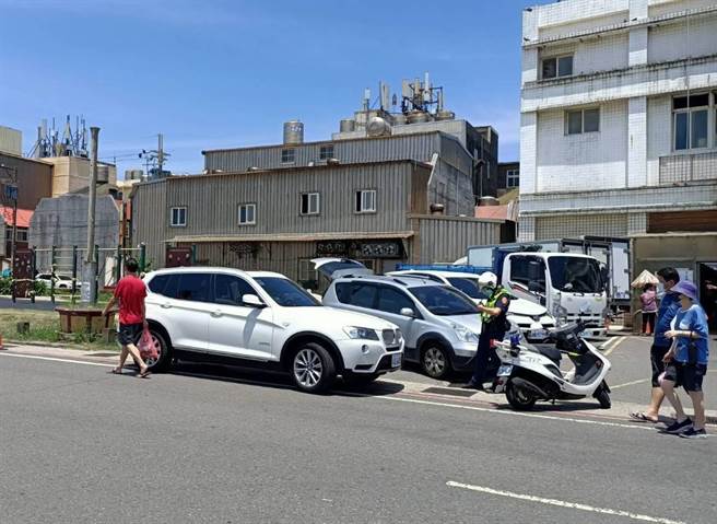 桃园大园竹围渔港3日因适逢假日，採买人潮再度涌现，更出现汽车违停乱象，警方表示已到场进行交通疏导，并宣导民眾採买完应尽速离开。（大园分局提供／萧灵玺桃园传真）