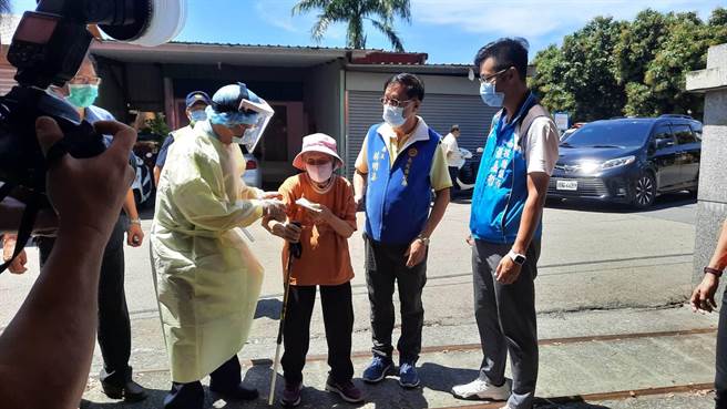 南投县长林明溱（右2）3日至施打站关心疫苗施打状况，见到长辈，贴心搀扶，并叮咛，早施打，产生防护力。（南投县政府提供／张妍溱台中传真）