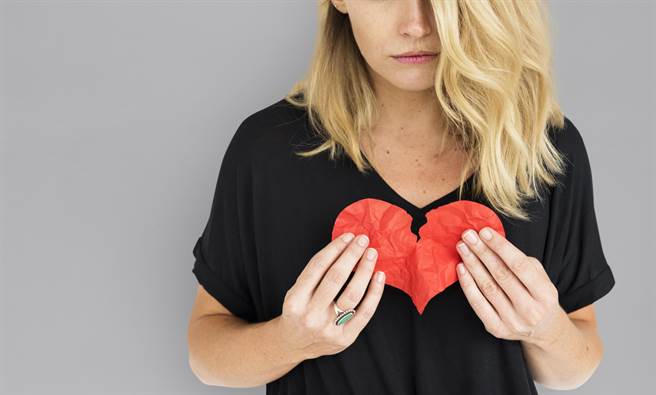 一名女网友跟男友视讯时，不小心听到对方母亲残忍「真心话」，令她深受打击，难过的直呼「需要冷静」。（示意图，非新闻当事人／达志影像）