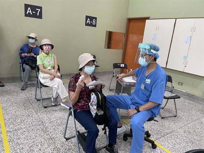 北市莫德纳疫苗接种超踊跃。（黄婉婷摄）