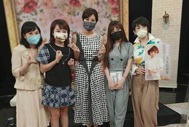 佩真（左二）及周思洁（右）日前上节目。（万鸿经纪提供）