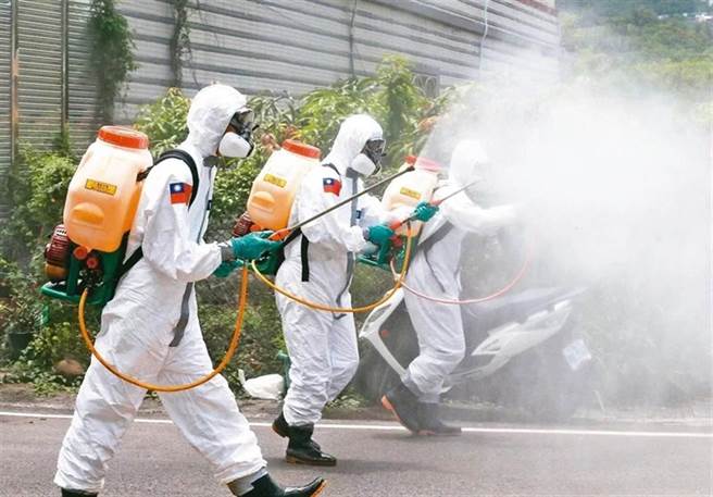 陳時中說，微解封除了觀看疫情變化，還要看全民的警戒心和應變作為的速度。屏東Delta變異株雖無新案例，仍需要監視至11日。圖為化學兵消毒畫面。（圖／翻攝自臉書粉專－屏東迷）