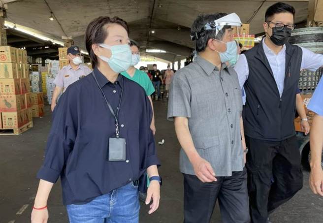 台北市副市長黃珊珊(左)陪同衛福部部長陳時中(右)視察批發市場。（圖／本報系資料照）